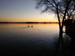 people canoeing